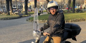 Stefano Zenoni, assessore all'Ambiente e alla mobilità, alla guida del proprio scooter elettrico