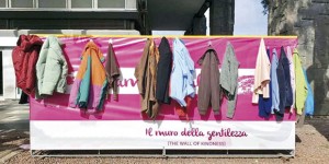 I muri della gentilezza per donare vestiti a Bologna