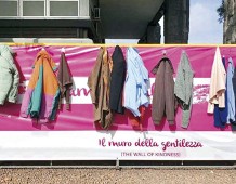 I muri della gentilezza per donare vestiti a Bologna