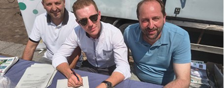 La firma dell’accordo: Massimo Tomasoni, Giacomo Ardemagni,  Matteo Rossi 