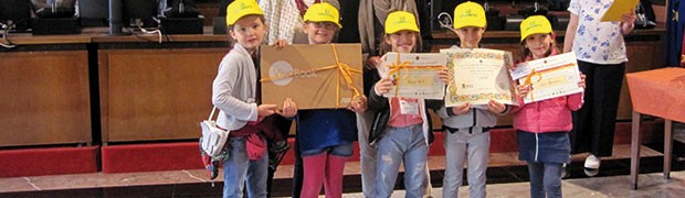 L'Assessore all’istruzione Loredana Poli premia le classi seconde della scuola primaria Cavezzali.