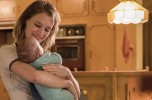 Una scena tratta dal film “Tully” con Charlize Theron nelle vesti di Marlo, madre di tre figli, e Mackenzie Davis nel ruolo di una speciale tata notturna