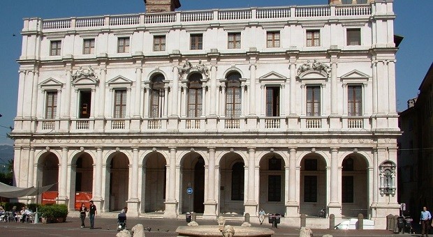 Passeggiando tra biblioteca civica e Palazzo dei Podestà