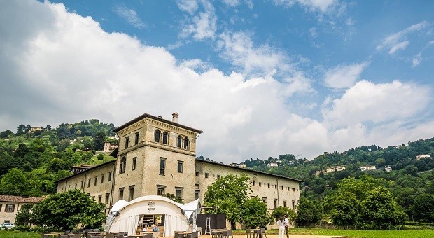 Elogio alla follia: viaggio teatrale nelle stanze del monastero di Astino