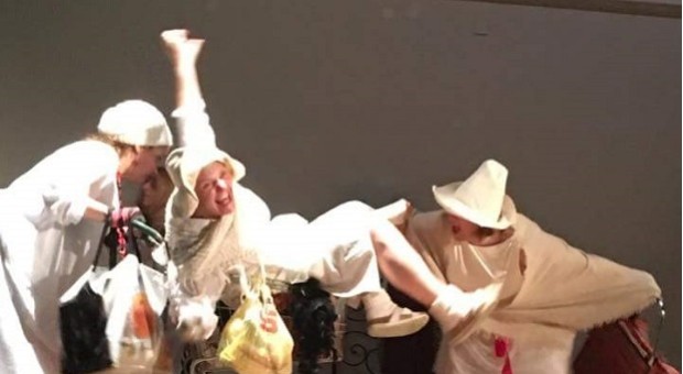 Elogio alla follia: viaggio teatrale nelle stanze del monastero di Astino