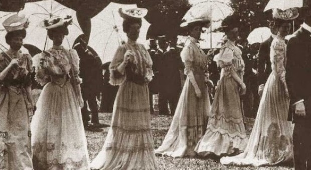 Cena a Palazzo: figure di donne del '900