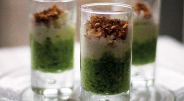 Bicchierini mousse di broccolo,straccetti di mozzarella e briciole alle mandorle