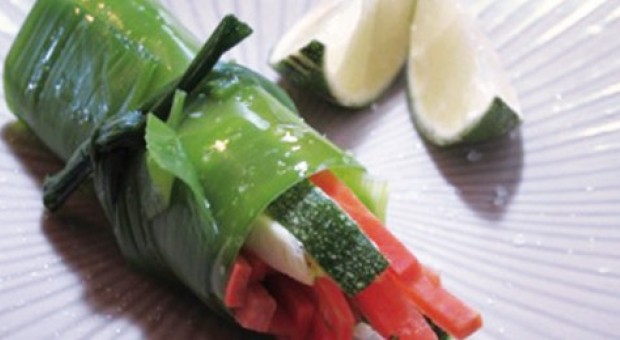 Involtini di parti verdi di porro e ortaggi