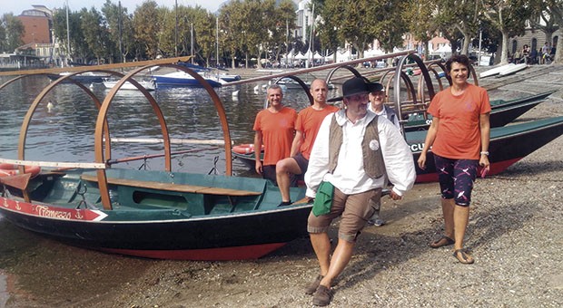 Sul lago dei Promessi Sposi con le Lucie Manzoniane Sul lago dei Promessi Sposi con le Lucie Manzoniane