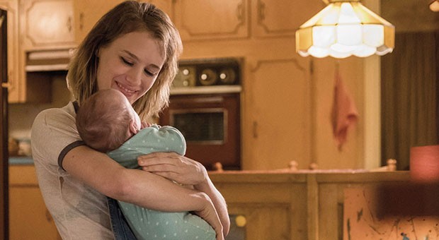 Una scena tratta dal film “Tully” con Charlize Theron nelle vesti di Marlo, madre di tre figli, e Mackenzie Davis nel ruolo di una speciale tata notturna
