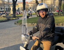 Stefano Zenoni, assessore all'Ambiente e alla mobilità, alla guida del proprio scooter elettrico
