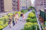 A piedi nel verde sopra New York