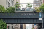 A piedi nel verde sopra New York