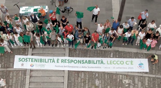 In migliaia al grande Abbraccio del Lago, in acqua e a terra