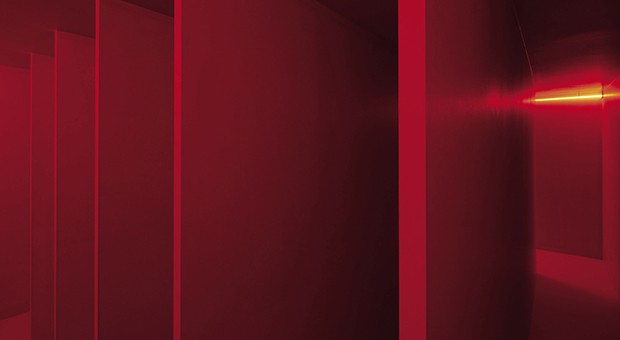 Lucio Fontana - Ambiente spaziale a luce rossa, 1967/2017 © Fondazione Lucio Fontana - Foto: Agostino Osio