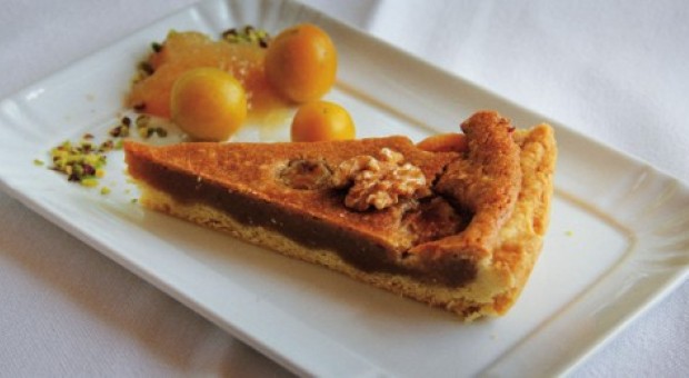 Crostata di farro con susine e noci