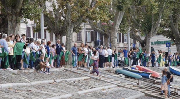In migliaia al grande Abbraccio del Lago, in acqua e a terra