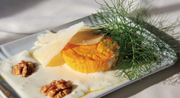 Flan di carote su crema di formaggi e noci tostate