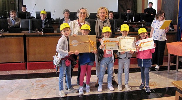 L'Assessore all’istruzione Loredana Poli premia le classi seconde della scuola primaria Cavezzali.