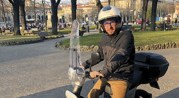 Stefano Zenoni, assessore all'Ambiente e alla mobilità, alla guida del proprio scooter elettrico