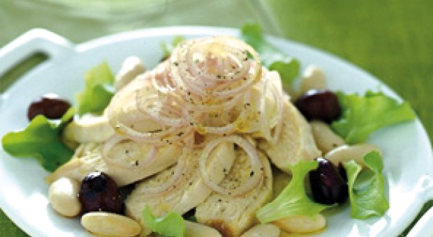 Insalata di pollo con scalogno e olive