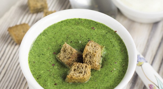 Salsa di spinaci su crostini fumanti
