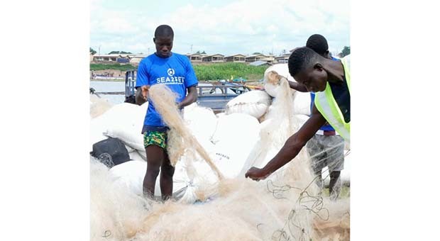 Nuova vita per la plastica in mare che diventa montatura di occhiali