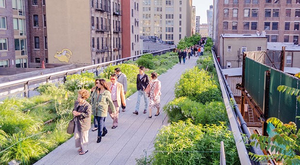 A piedi nel verde sopra New York