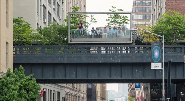 A piedi nel verde sopra New York