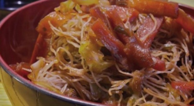 Spaghetti di radici di porri saltati