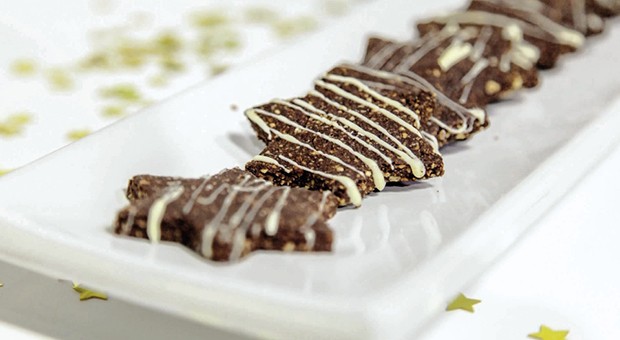 Stelle di Natale al farro con crema alle nocciole e fiocchi di neve